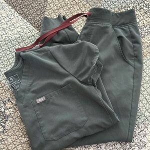 FIGS XS ARMY GREEN SET